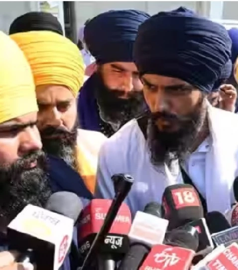 khalistani sympathiser amritpal singh r and to his left is toofan singh