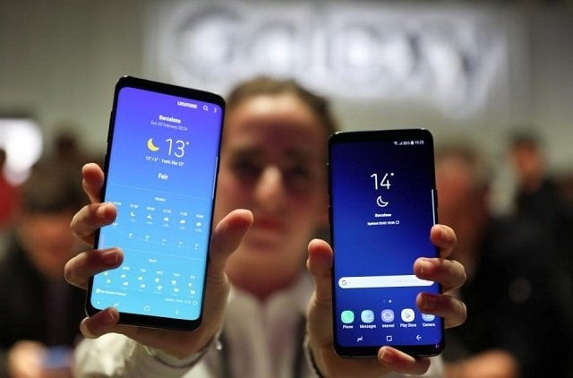 a hostess shows up samsung 039 s new s9 r and s9 plus devices after a presentation ceremony at the mobile world congress in barcelona spain february 25 2018 photo reuters a hostess shows up samsung 039 s new s9 r and s9 plus devices after a presentation ceremony at the mobile world congress in barcelona spain february 25 2018 photo reuters