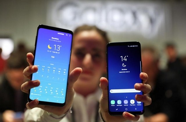 a hostess shows up samsung 039 s new s9 r and s9 plus devices after a presentation ceremony at the mobile world congress in barcelona spain february 25 2018 photo reuters
