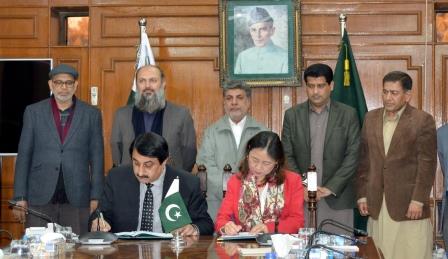 balochistan additional chief secretary for p amp d sajjad ahmed bhutta and adb country director for pakistan xiaohong yang sign agreement in quetta photo express