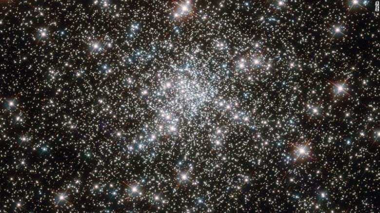 a globuler cluster of stars captured by the hubble telescope photo cnn