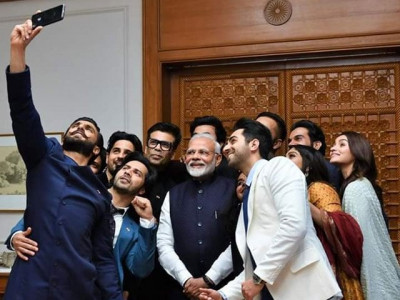 twitter calls modi best actor as picture with bollywood stars goes viral