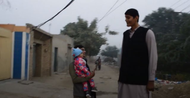 at just 23 zia rashid is only three inches shy of the world record for the tallest man on earth screen grab
