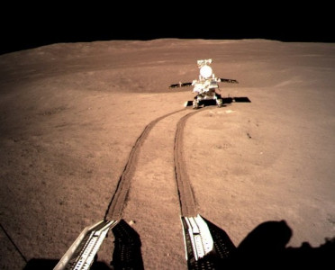 craters surrounding chang e 4 pose challenge to lunar rover