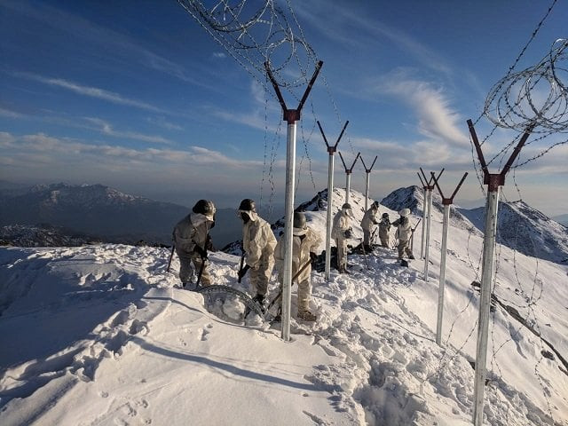 fencing on the pak afghan border in extreme weather photo express fencing on the pak afghan border in extreme weather photo express