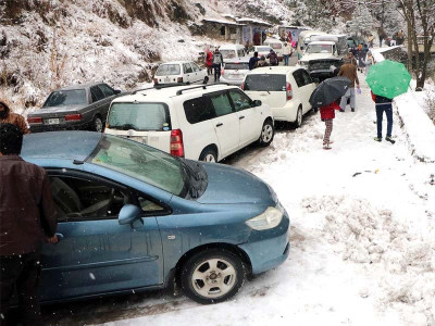 white blanket tourists stranded roads closed in galiyat