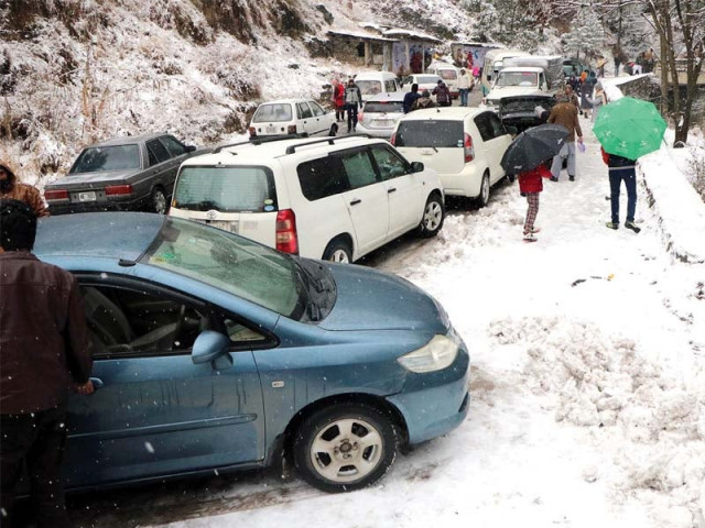 tourists are stranded on murree road near nathiagali during snowfall on saturday photo online tourists are stranded on murree road near nathiagali during snowfall on saturday photo online