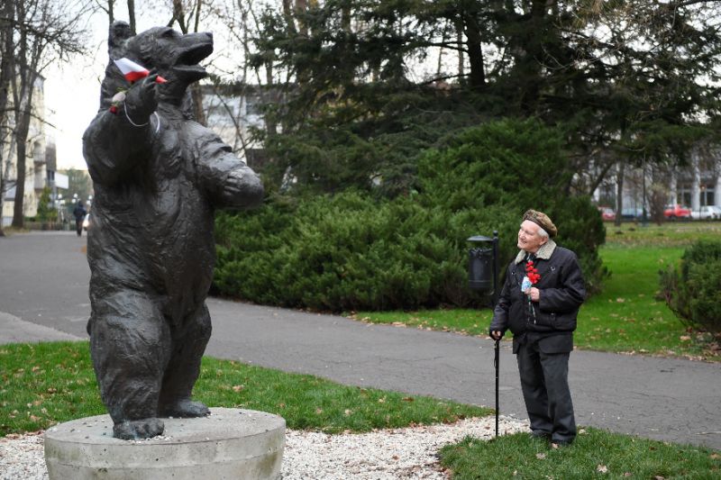 93 year old former polish soldier wojciech narebski with a monument to 039 corporal 039 wojtek the bear his wartime comrade in arms photo afp