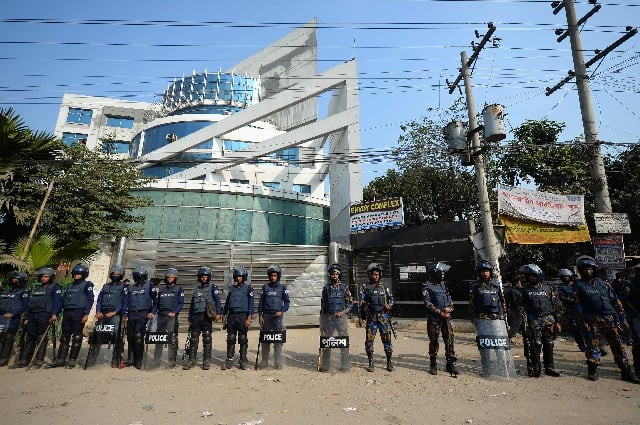 bangladeshi police stand guard in front of a garment factory in ashulia on the outskirts of dhaka on january 14 2019 photo afp bangladeshi police stand guard in front of a garment factory in ashulia on the outskirts of dhaka on january 14 2019 photo afp