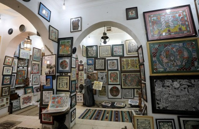 egyptian painter s hand crafted colours keep tradition alive