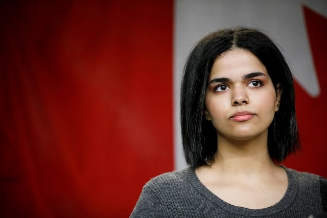 rahaf mohammed al qunun 18 pauses as she addresses the media during a press conference in toronto at the offices of costi a refugee resettling agency on january 15 2019 photo afp