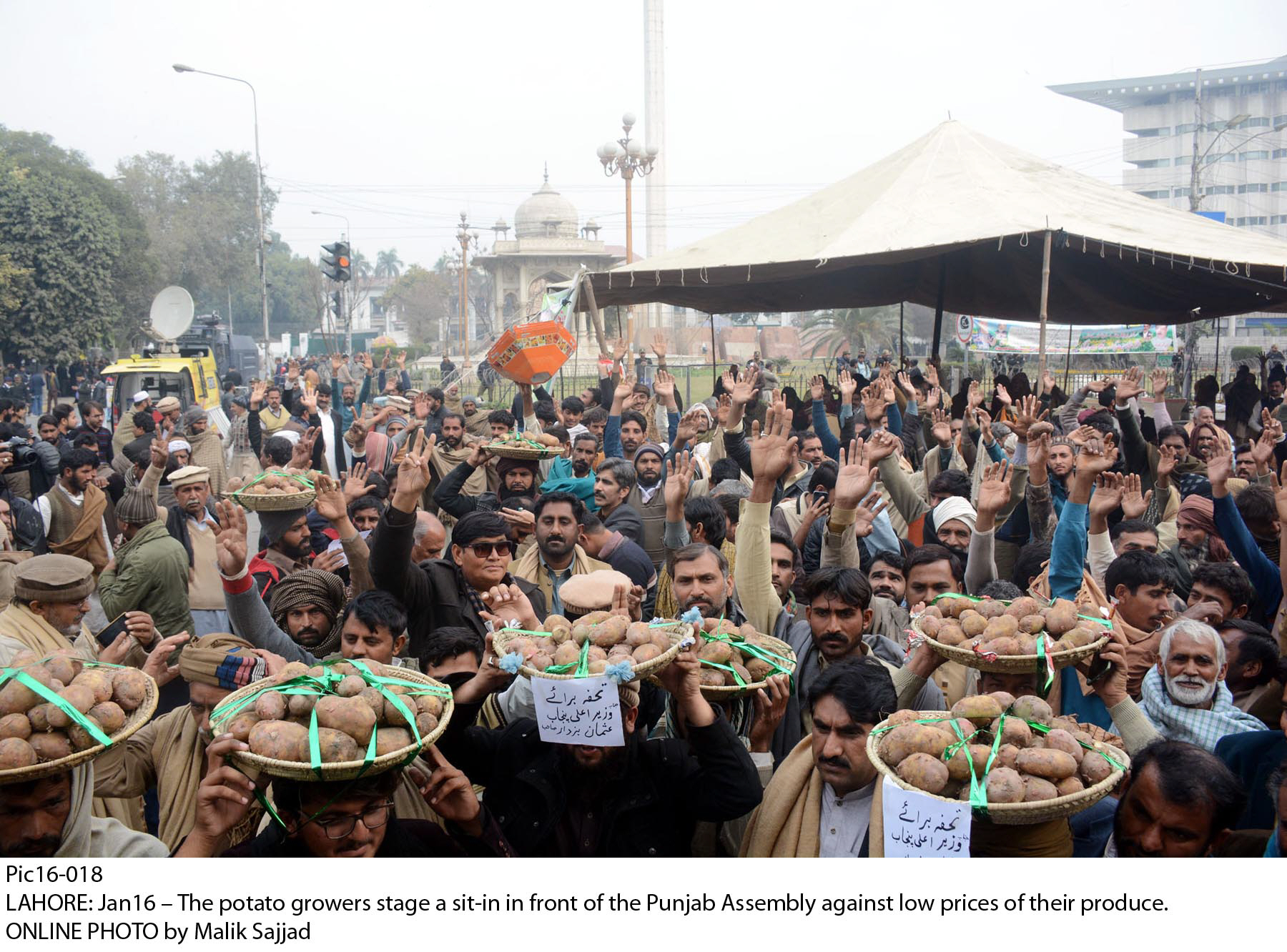 farmers protest on mall road photo online