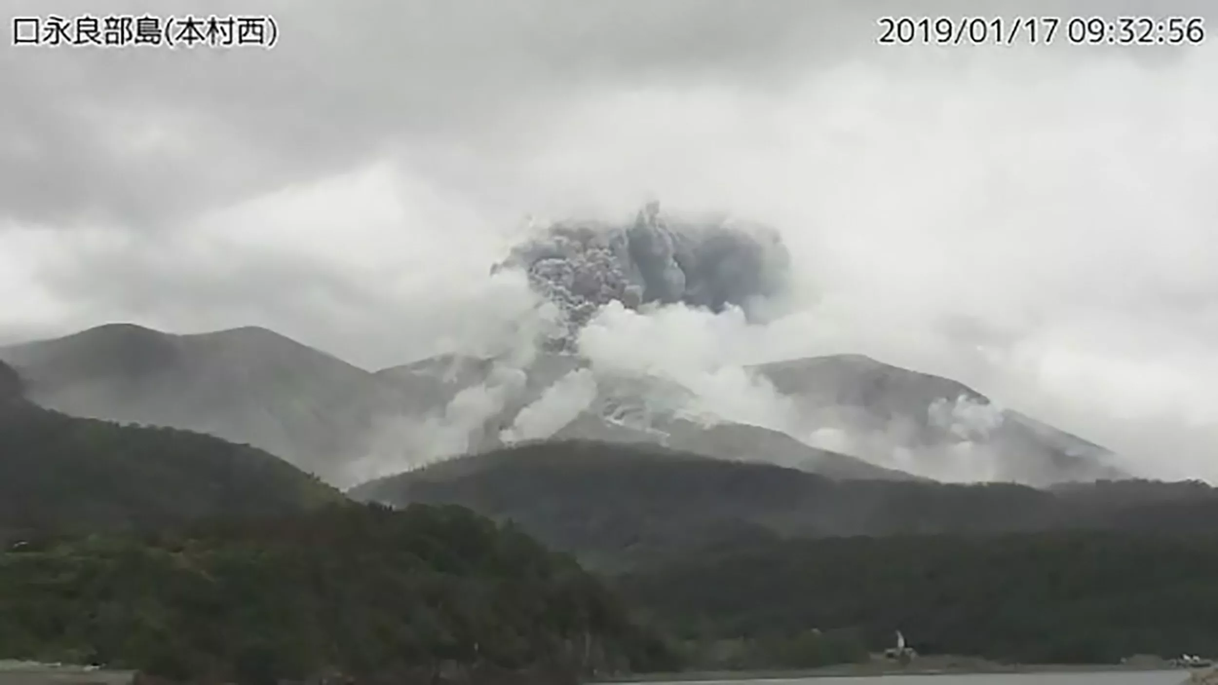 this handout video grab from the japan meteorological agency 039 s live webcam on january 17 2019 shows an eruption on kuchinoerabu island in yakushima kagoshima prefecture photo afp this handout video grab from the japan meteorological agency 039 s live webcam on january 17 2019 shows an eruption on kuchinoerabu island in yakushima kagoshima prefecture photo afp