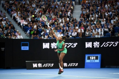 serena beats world number one to reach quarter finals