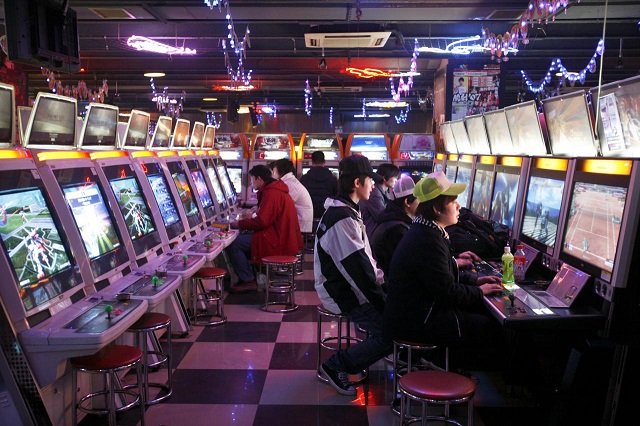 people play in a video games hall during a night out in shanghai february 23 2008 photo reuters