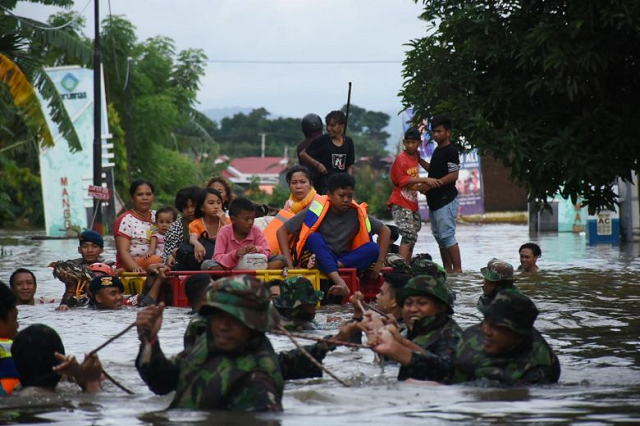 indonesian soldiers evacuate flood affected residents in makassar on jan 23 2019 photo afp indonesian soldiers evacuate flood affected residents in makassar on jan 23 2019 photo afp