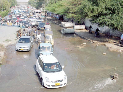 burst sewerage line at jail chowrangi causes hours long traffic jam