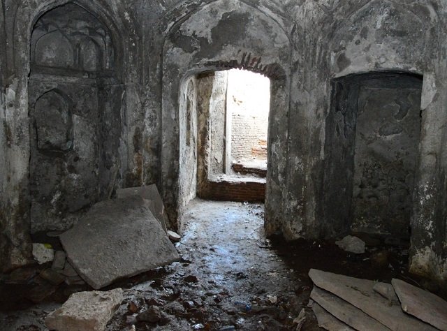 mughal era royal bath unearthed in lahore s shahi qila