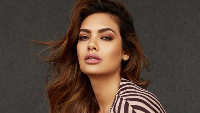 esha gupta slammed for racist remark against arsenal player esha gupta slammed for racist remark against arsenal player