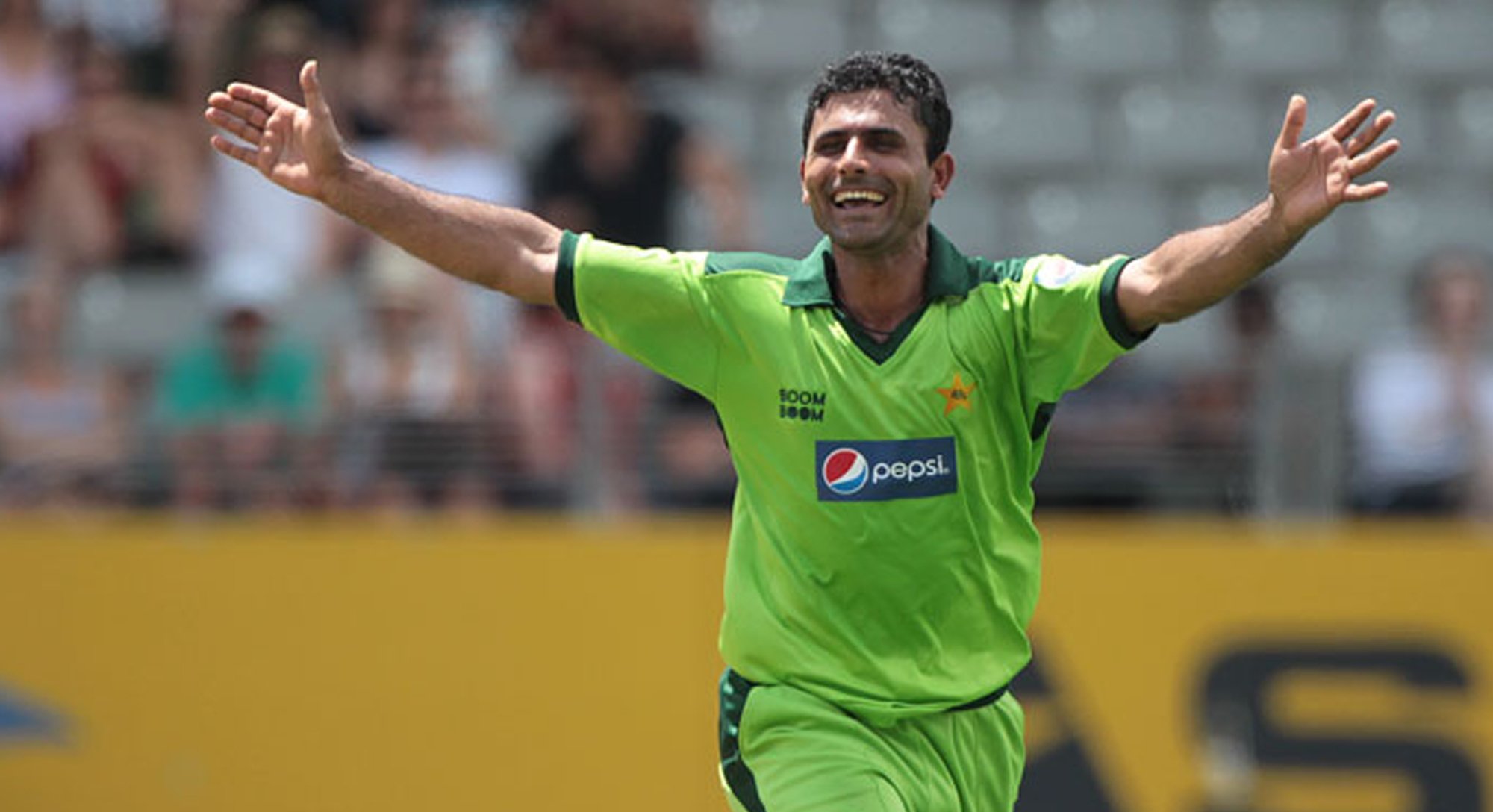 razzaq throws weight behind sarfraz as pakistan captain