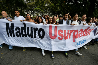 venezuela s guaido protesters urge military to reject maduro