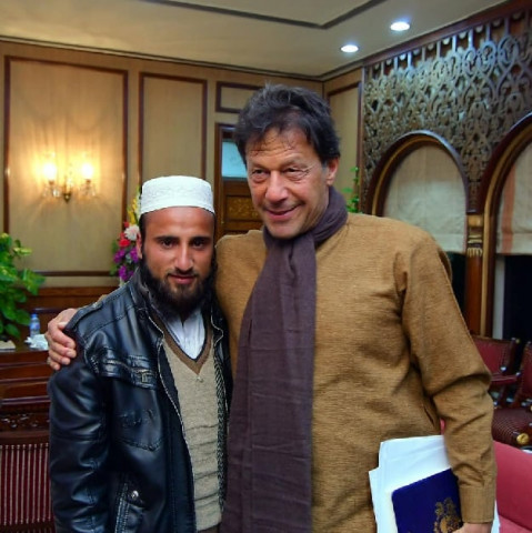 polio worker irfanullah with pm imran khan photo express polio worker irfanullah with pm imran khan photo express