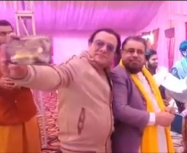 watch enthralled mufti qavi showers money on female singer