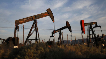 oil prices extend rise on signs of tighter supply