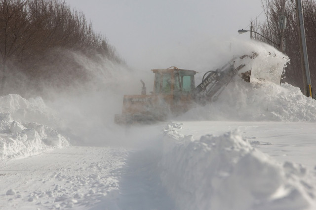a city worker removes snow during the polar vortex in buffalo new york us photo reuters a city worker removes snow during the polar vortex in buffalo new york us photo reuters