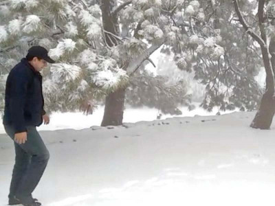 awash in white tourists throng fort munro to enjoy snowfall awash in white tourists throng fort munro to enjoy snowfall