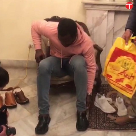 darren sammy tries on the peshawari chappal screen grab darren sammy tries on the peshawari chappal screen grab
