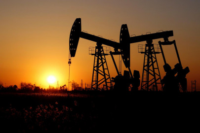 oil falls 1 as supply concerns fade