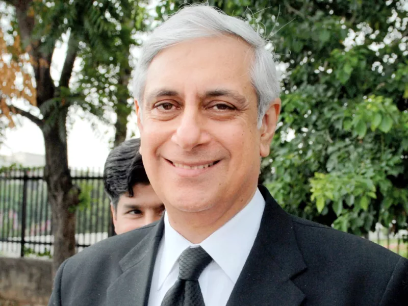 irfan qadir expresses gratitude towards cjp who vindicated him after four years photo file irfan qadir expresses gratitude towards cjp who vindicated him after four years photo file