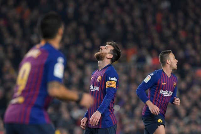 barcelona 039 s argentinian forward lionel messi c reacts during the spanish copa del rey king 039 s cup semi final first leg football match between fc barcelona and real madrid cf at the camp nou stadium photo afp