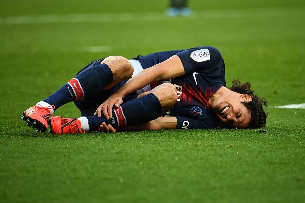 cavani appeared to hurt his leg while taking the penalty three minutes before half time that gave psg a 1 0 win over bordeaux at the parc des princes in ligue 1 photo afp
