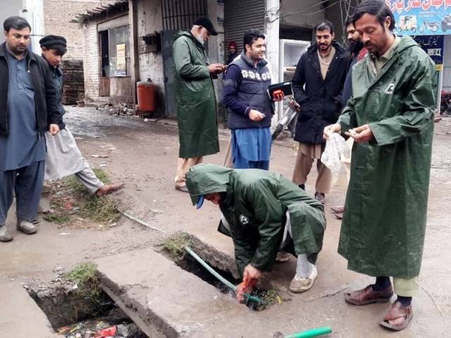 wssp workers sever water supply of a bill defaulter photo express wssp workers sever water supply of a bill defaulter photo express