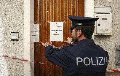 italy police nab tarzan fugitive as he swings by mum italy police nab tarzan fugitive as he swings by mum