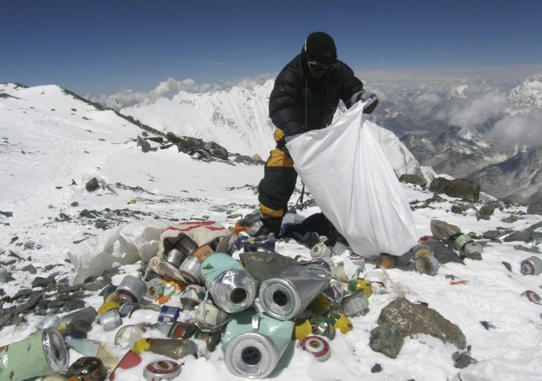 a sherpa collecting garbage left by climbers at an altitude of 8 000 metres on the nepal photo afp