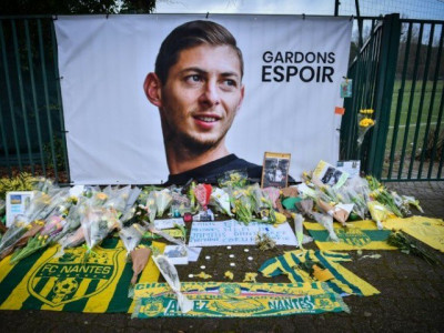 crowds flock to argentine village to pay tribute to footballer sala crowds flock to argentine village to pay tribute to footballer sala