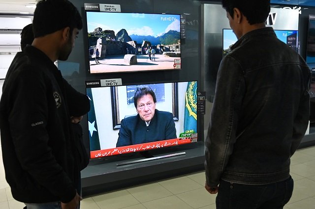 pakistani people watch the television as prime minister imran khan speaks to the population about the suicide bombing in indian occupied kashmir that happened on february 14 in islamabad on february 19 2019   pakistan is ready to help india investigate the deadliest attack in kashmir in decades but will retaliate if delhi attacks prime minister imran khan said on february 19 as tensions between the nuclear armed rivals soared photo afp