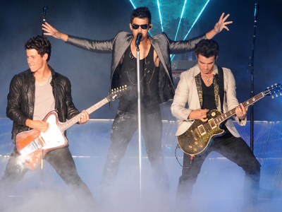 this is an sos the jonas brothers are officially reuniting this is an sos the jonas brothers are officially reuniting