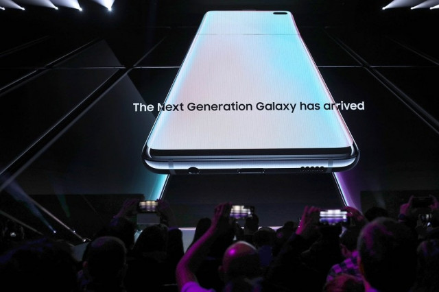 attendees watch a video of the new samsung galaxy s10 smartphone during the samsung unpacked event on february 20 2019 in san francisco california photo afp attendees watch a video of the new samsung galaxy s10 smartphone during the samsung unpacked event on february 20 2019 in san francisco california photo afp