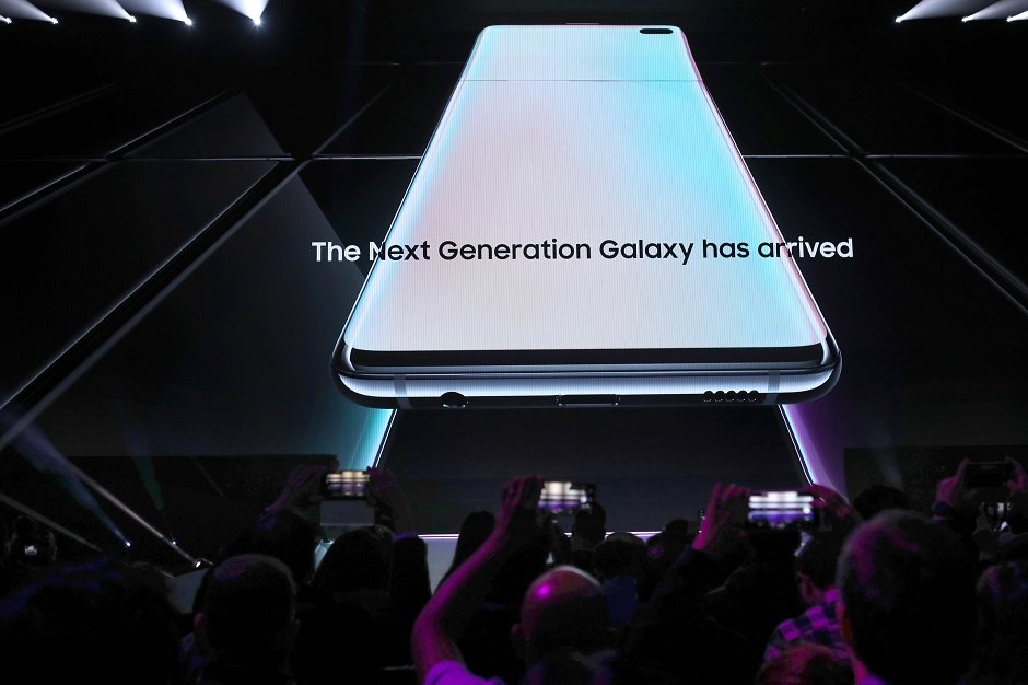 in pictures samsung unveils galaxy fold wearables