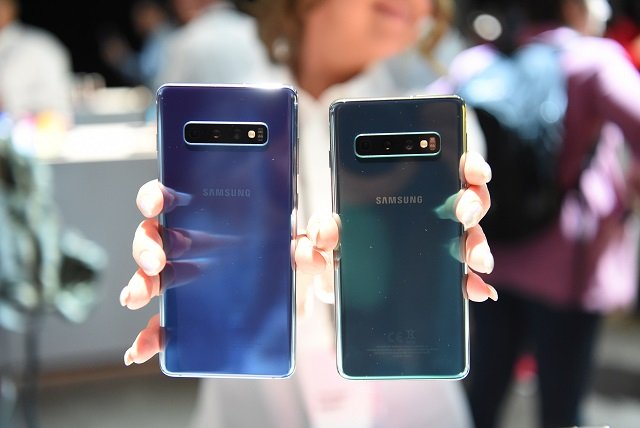 a samsung employee displays an s10 l and an s10 r phone during the samsung unpacked product launch event in san francisco california on february 20 2019 photo afp