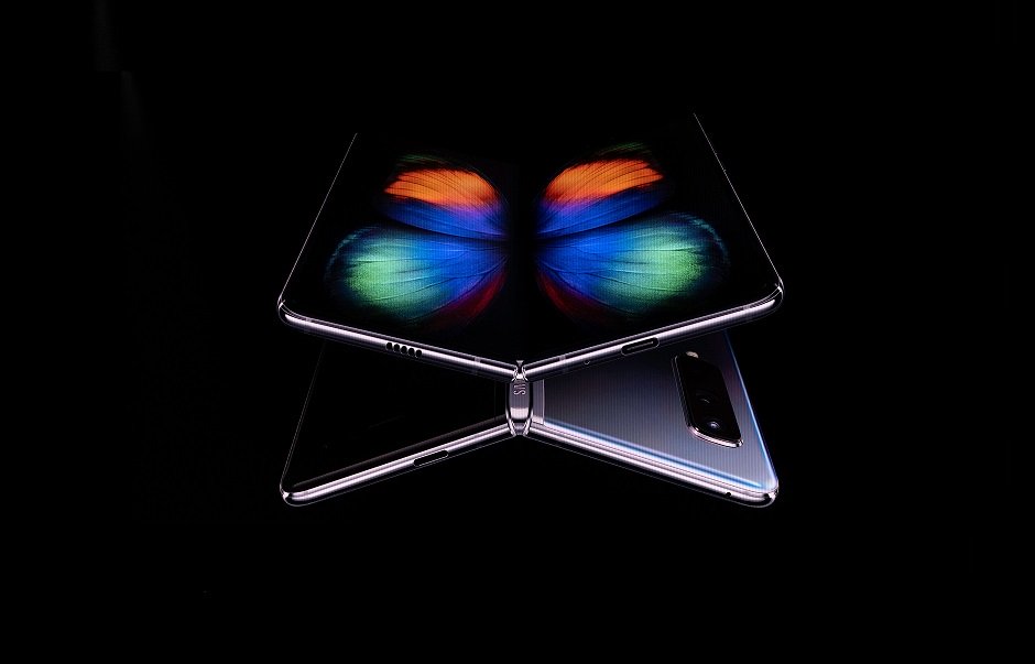 dj koh president and ceo of it amp mobile communications division of samsung electronics holds the new samsung galaxy fold smartphone during the samsung unpacked event on february 20 2019 in san francisco california photo afp
