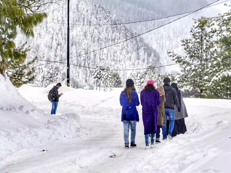 commuters stranded at lowari top while tourists enjoy a walk in snow in nathia gali photos express commuters stranded at lowari top while tourists enjoy a walk in snow in nathia gali photos express