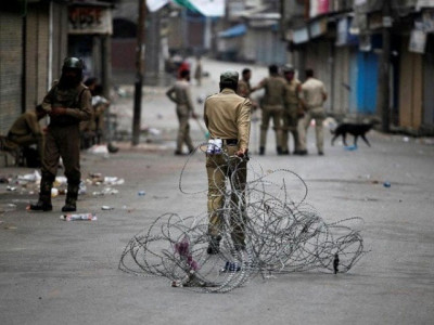 india airlifts thousands of paramilitary troops to occupied kashmir