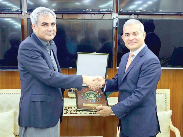 interior minister mohsin naqvi presents a souvenir to un special representative for afghanistan indrika ratwatte in the federal capital photo ppi interior minister mohsin naqvi presents a souvenir to un special representative for afghanistan indrika ratwatte in the federal capital photo ppi