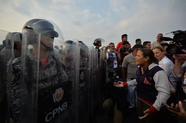 venezuelans confront national policemen demanding they let the humanitarian aid in at the simon bolivar bridge in cucuta colombia photo afp venezuelans confront national policemen demanding they let the humanitarian aid in at the simon bolivar bridge in cucuta colombia photo afp