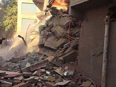 three dead several feared trapped as building collapses in karachi three dead several feared trapped as building collapses in karachi